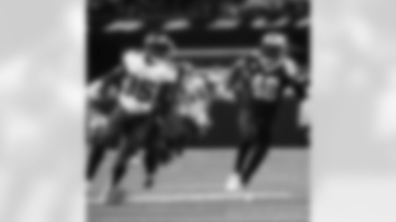 New Orleans Saints defensive back J.T. Gray (48) in action during their 2022 Week 2 game against the Tampa Bay Buccaneers.