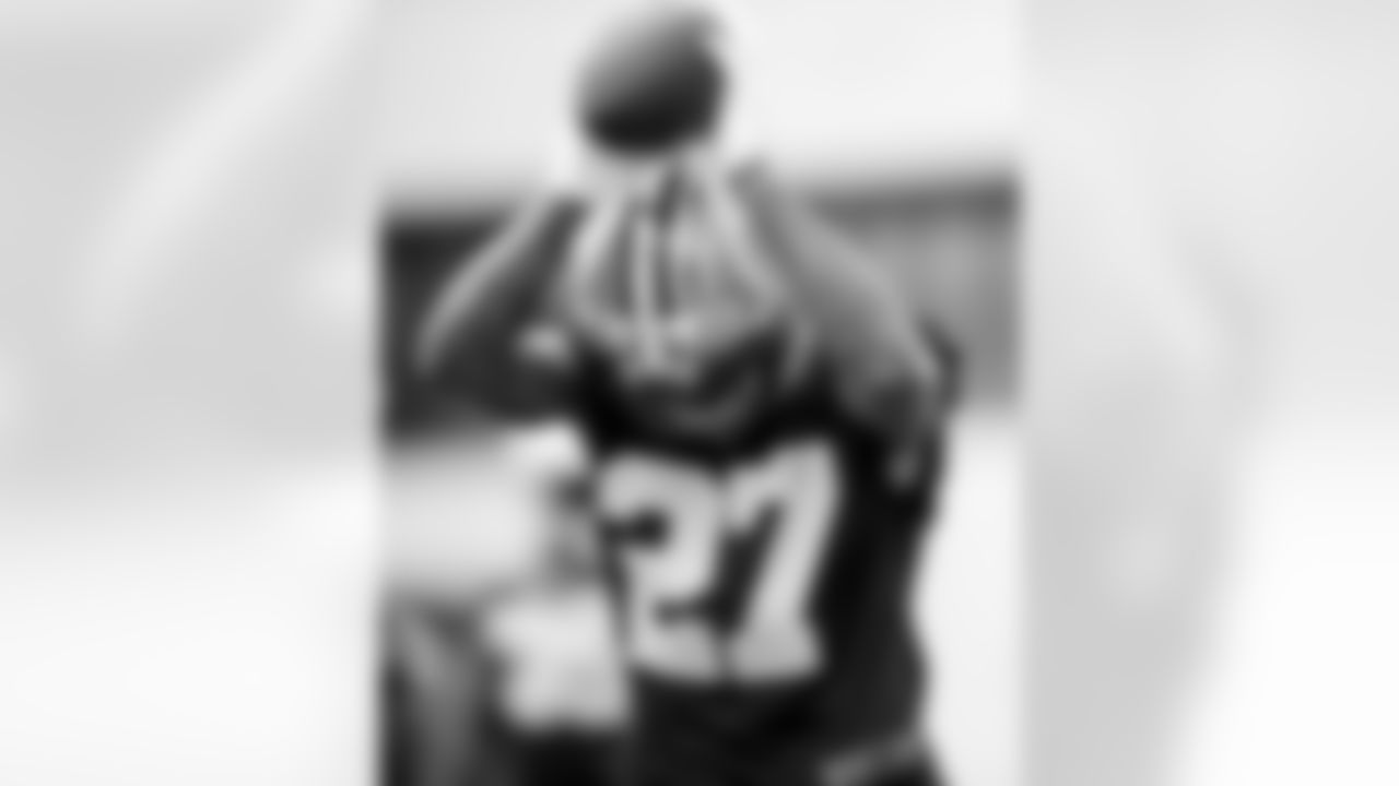 New Orleans Saints defensive back Alontae Taylor makes a grab during the team's 2022 OTA practices on June 9, 2022 at the Ochsner Sports Performance Center.