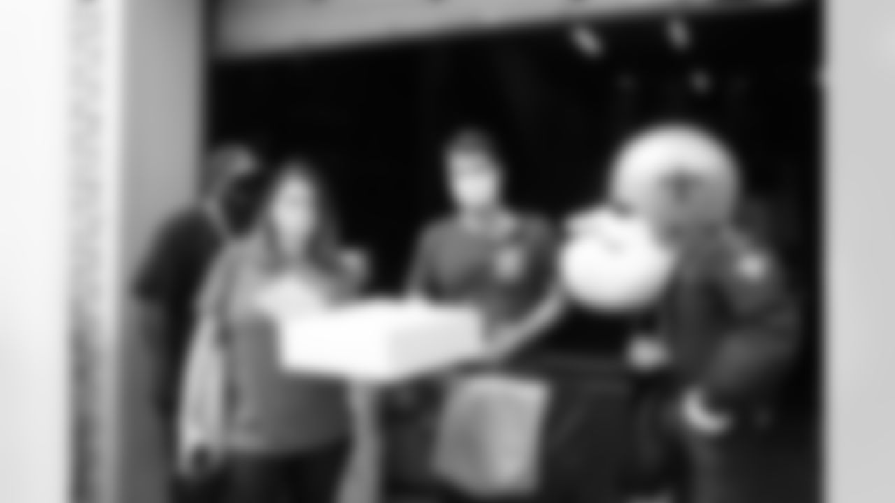 On Sunday, October 25, Gumbo and Sir Saint joined Tabasco to deliver 100 Saints VIP Tailgate meals to New Orleans firefighters prior to our Week 7 game against the Carolina Panthers.