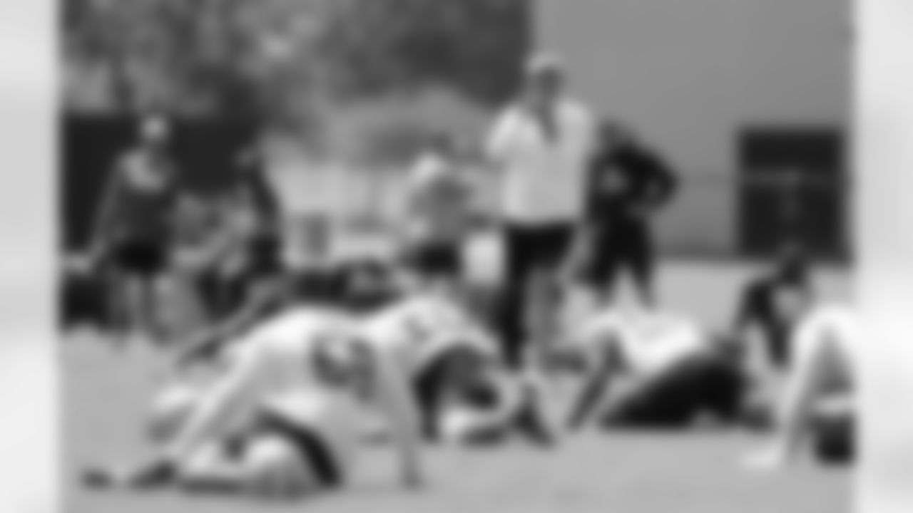 New Orleans Saints head coach Dennis Allen motivates the team during stretches at the team's 2022 OTA practices on June 2, 2022 at the Ochsner Sports Performance Center.