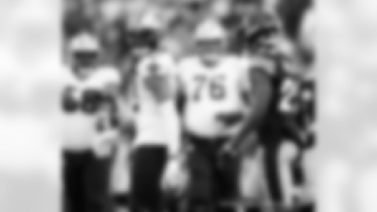 New Orleans Saints players in action during their 2022 Week 10 game against the Pittsburgh Steelers.