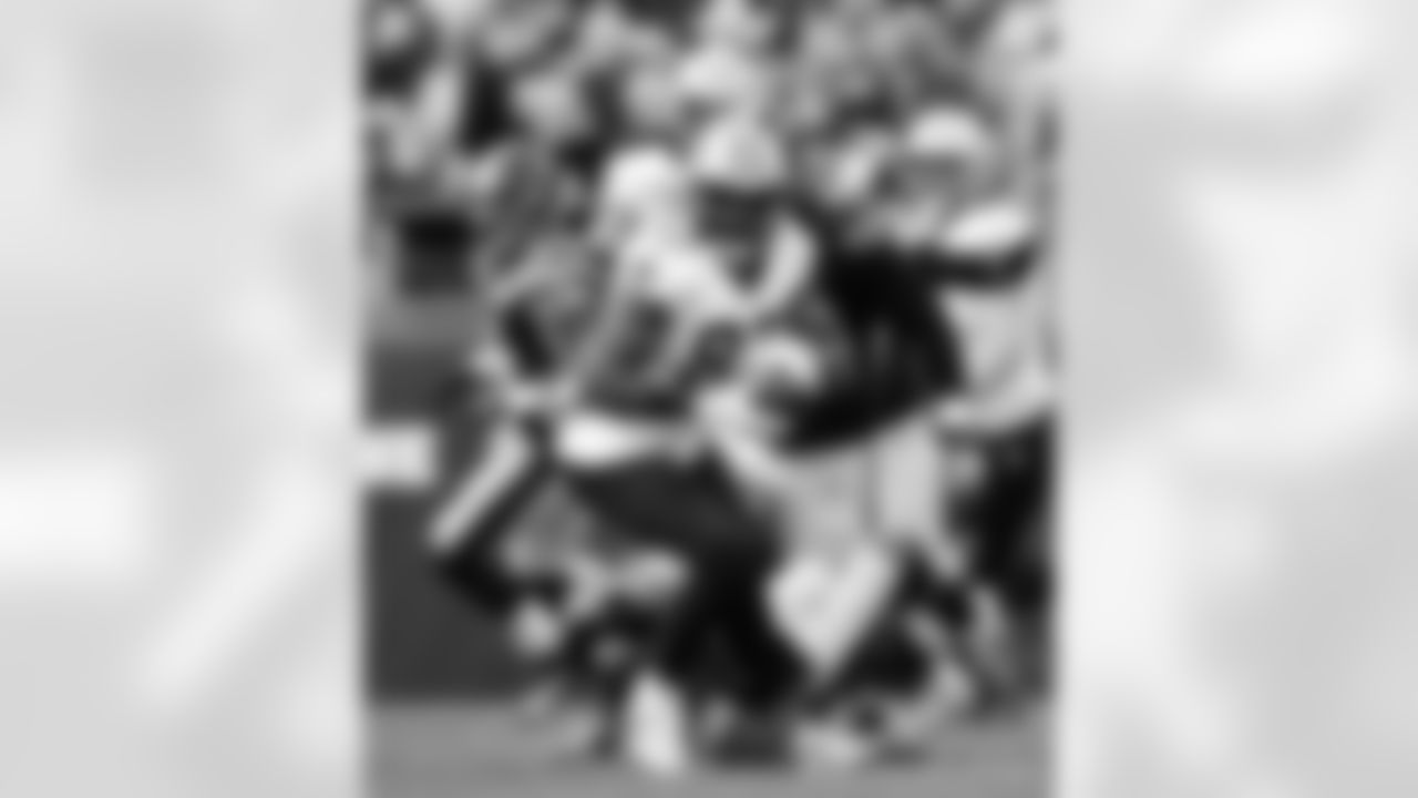 New Orleans Saints players in action during their 2022 Week 10 game against the Pittsburgh Steelers.