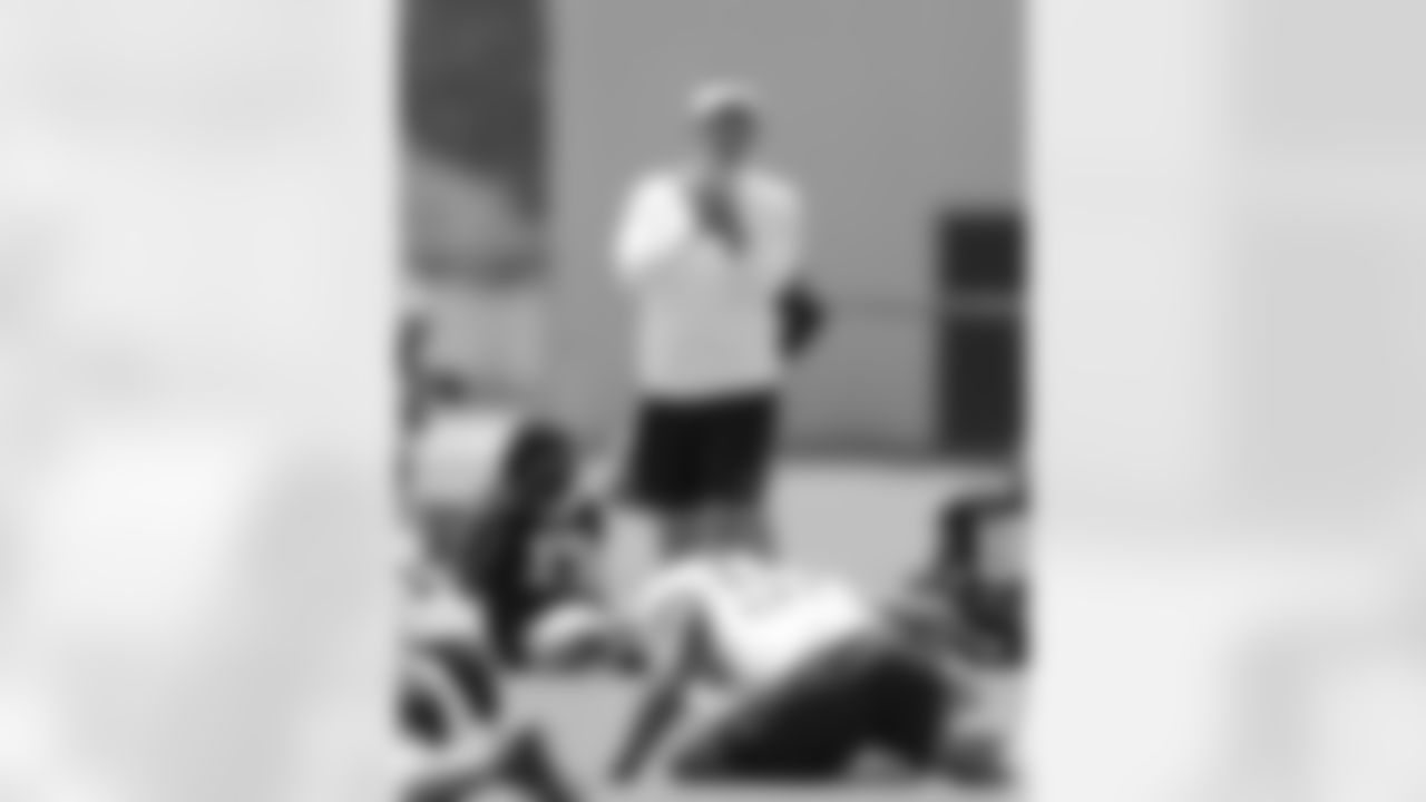 New Orleans Saints head coach Dennis Allen motivates his players during the team's 2022 OTA practices on June 2, 2022 at the Ochsner Sports Performance Center.