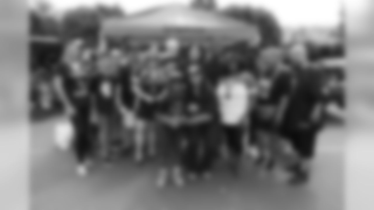 Gallery-Saints-Chargers-Pre-Wk2-Fans-3-Chargers-081819