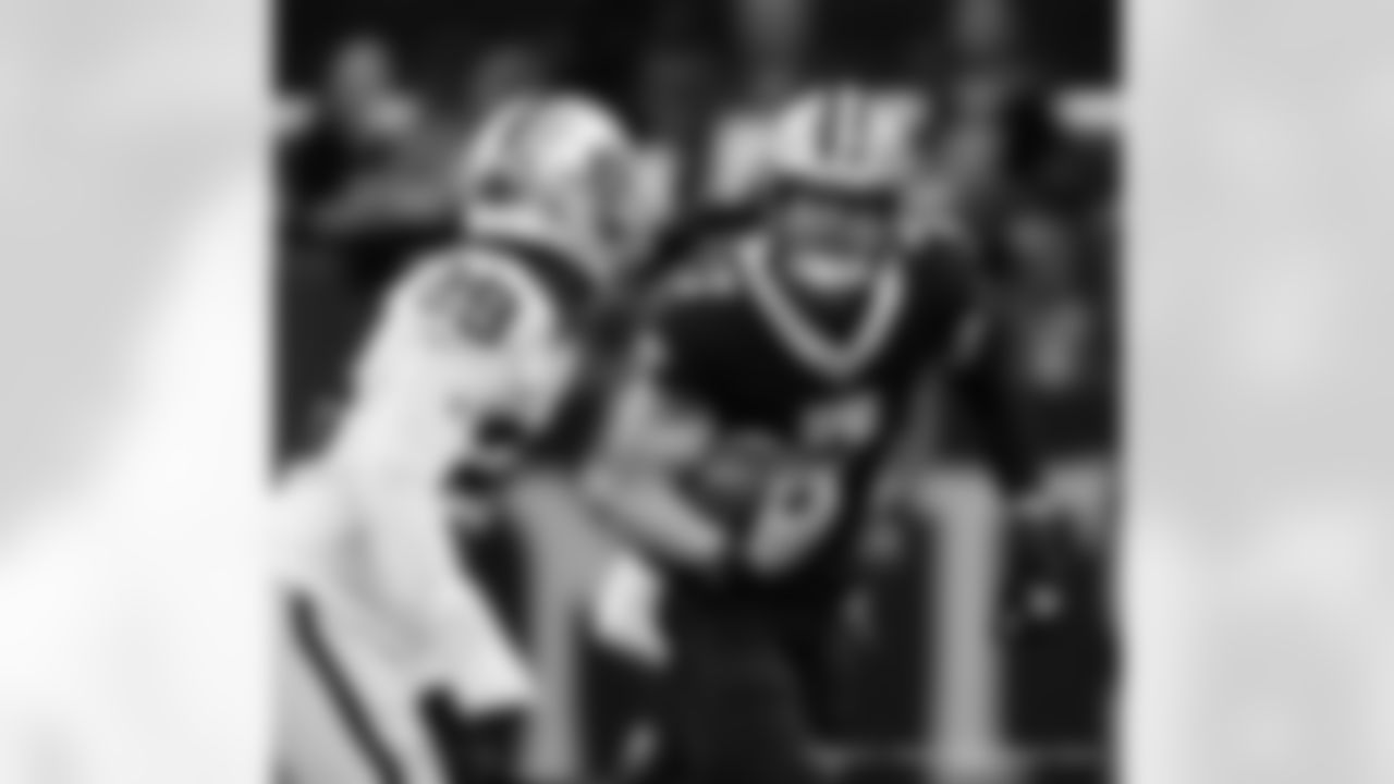 New Orleans Saints tight end Taysom Hill in action during their 2022 Week 8 game against the Las Vegas Raiders.