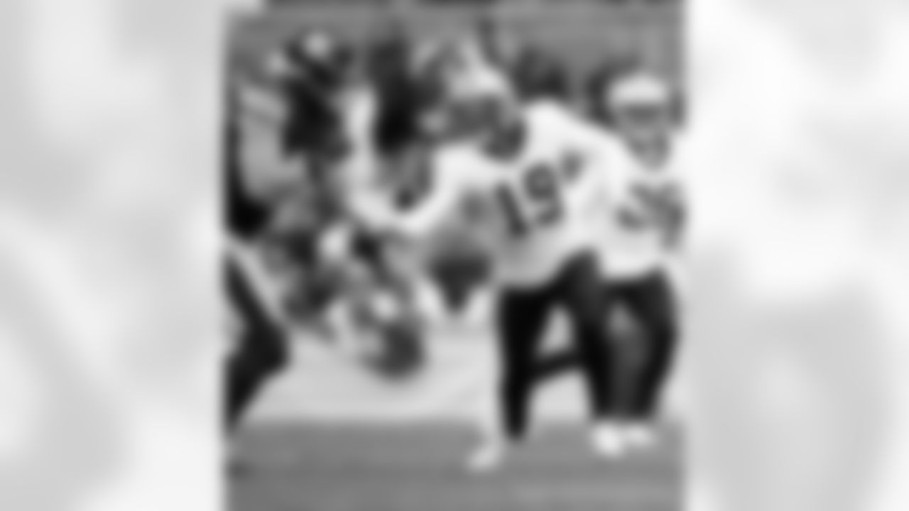 New Orleans Saints players in action during their 2022 Week 10 game against the Pittsburgh Steelers.