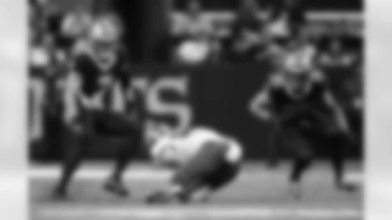 New Orleans Saints tight end Taysom Hill (7) and safety Daniel Sorensen (25) in action during their 2022 Week 2 game against the Tampa Bay Buccaneers.