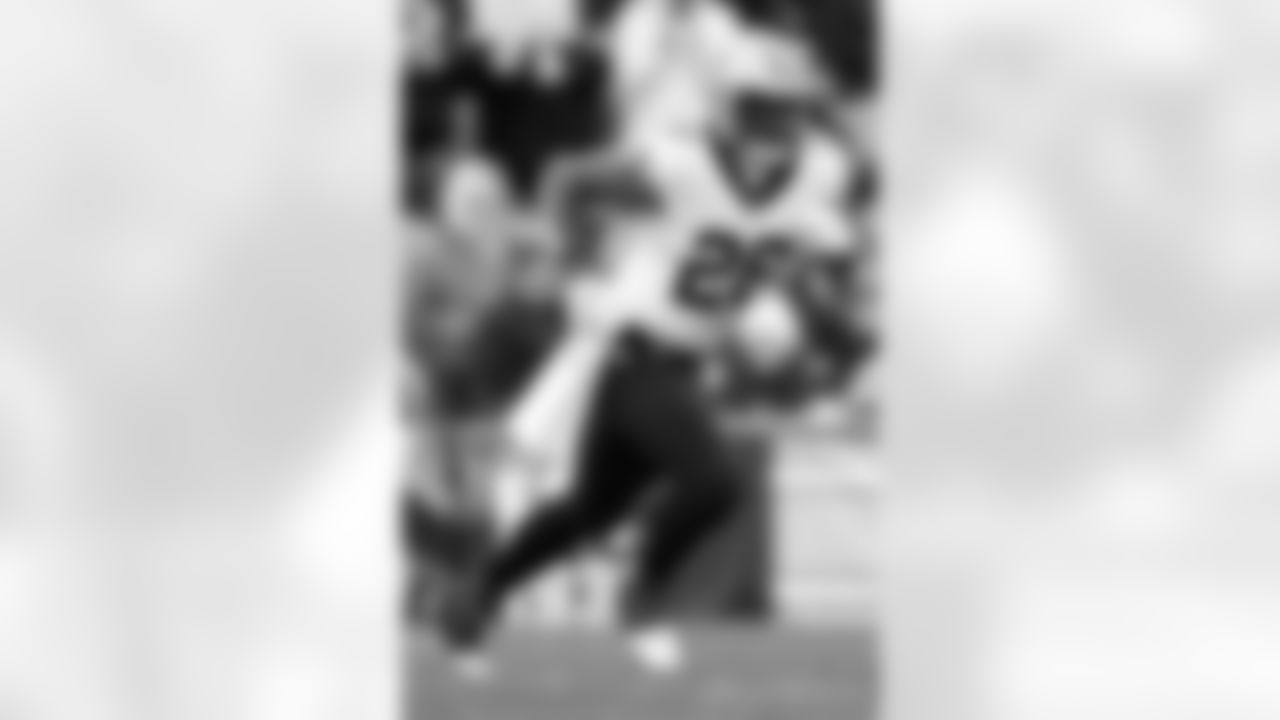 New Orleans Saints players in action during their 2022 Week 10 game against the Pittsburgh Steelers.