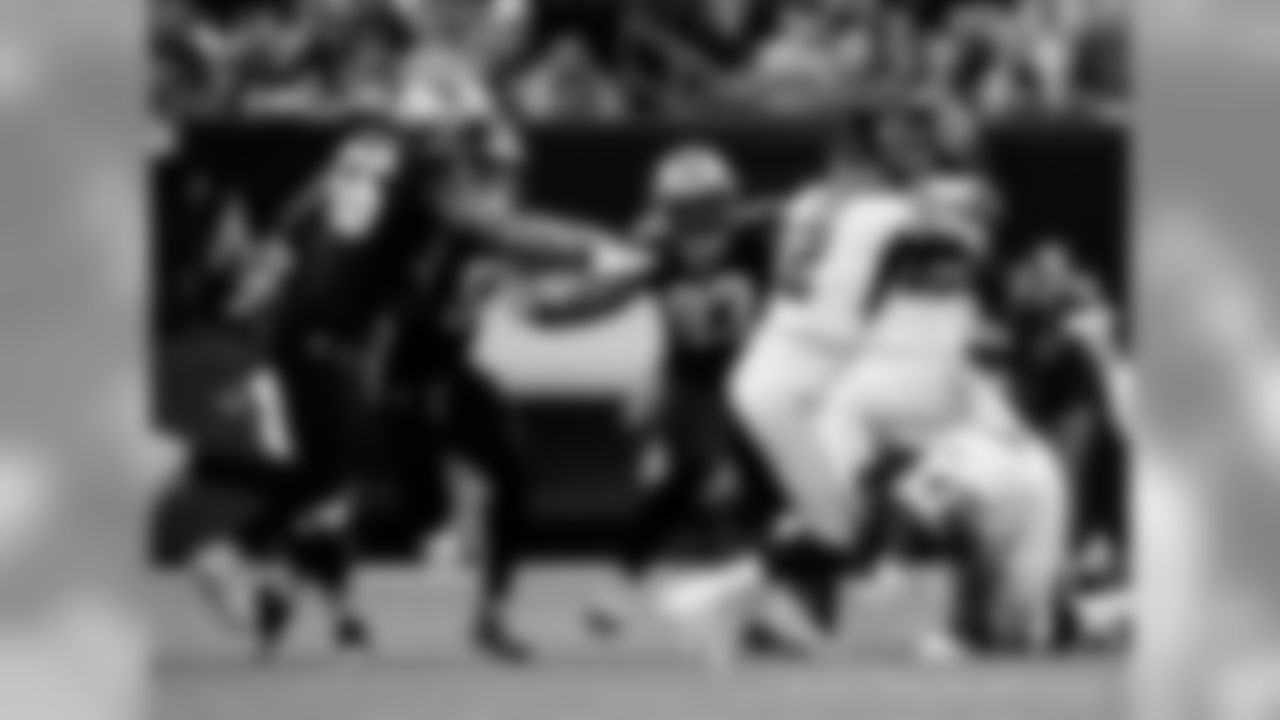 Check out photos of the on-field action between the New Orleans Saints and Atlanta Falcons in Week 10 of the 2019 NFL season.