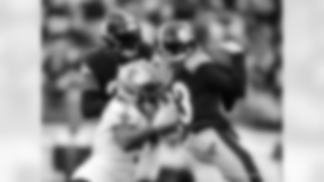 New Orleans Saints players in action during their 2022 Week 10 game against the Pittsburgh Steelers.