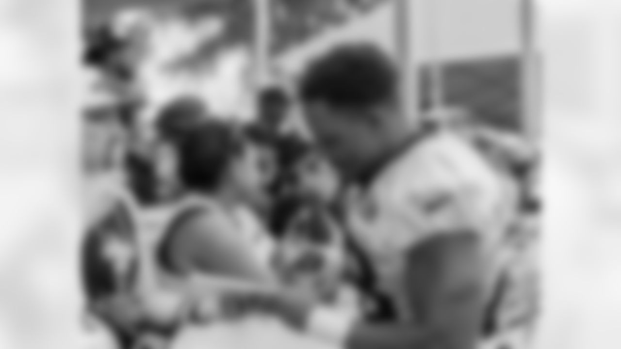 New Orleans Saints running back Devine Ozigbo greets fans at 2022 Saints Training Camp presented by Rouses Markets on Thursday, August 11 at the Ochsner Sports Performance Center.