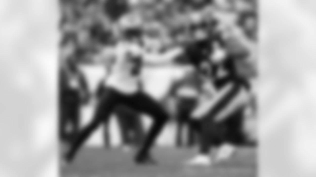 New Orleans Saints players in action during their 2022 Week 10 game against the Pittsburgh Steelers.