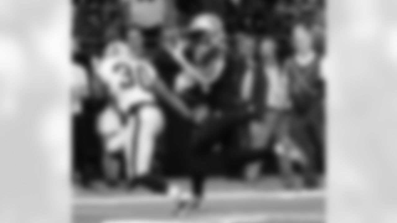 New Orleans Saints players in action during their 2022 Week 8 game against the Las Vegas Raiders.
