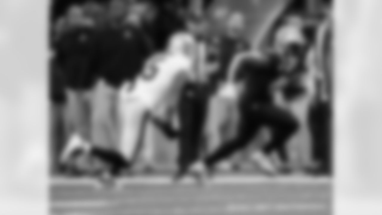 New Orleans Saints running back Alvin Kamara in action during their 2022 Week 8 game against the Las Vegas Raiders.