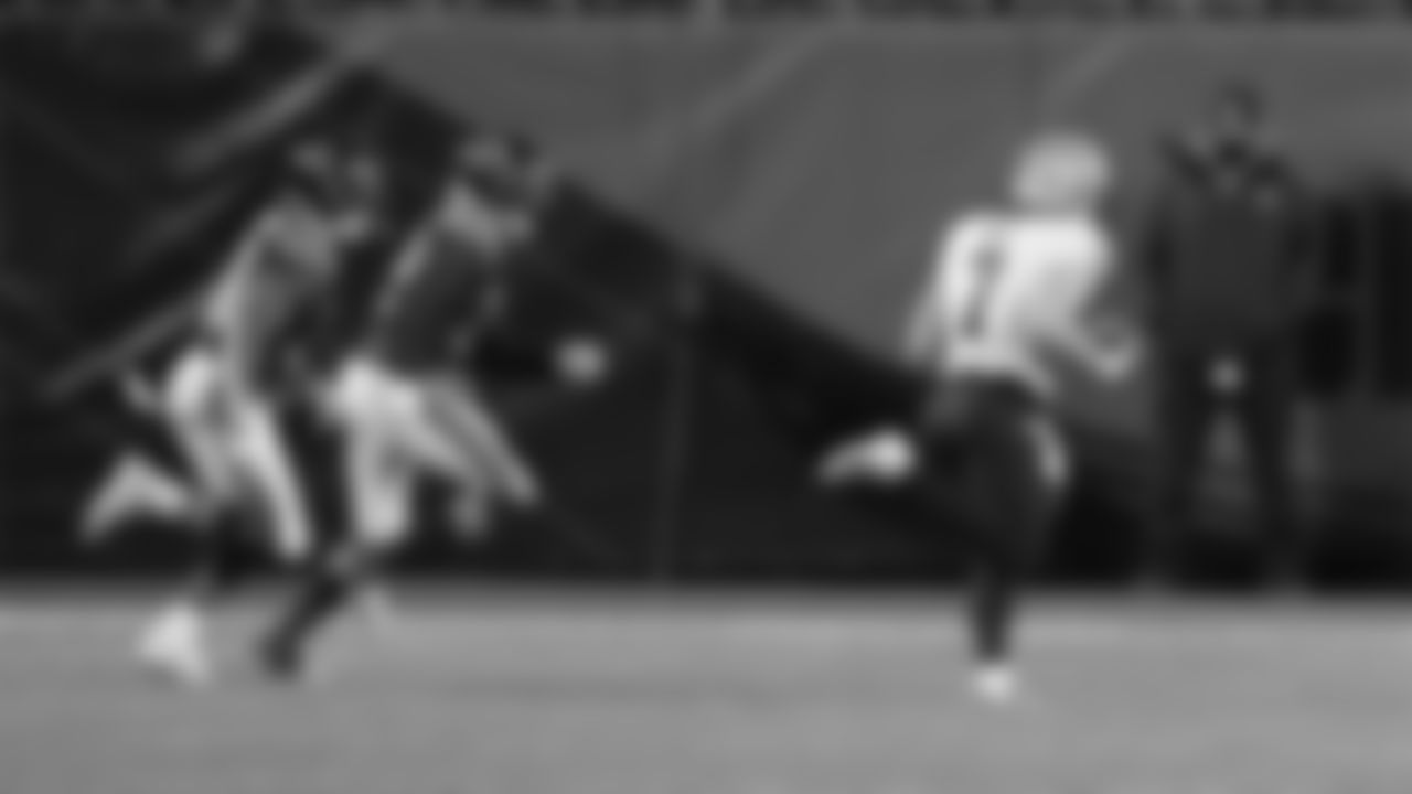 See the best moments from the Saints offense in the Week 8 match up against the Chicago Bears at Soldier Field.