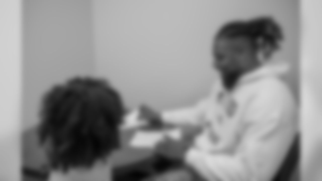 Gallery-CameronJordan-ContractSigning-061219_030