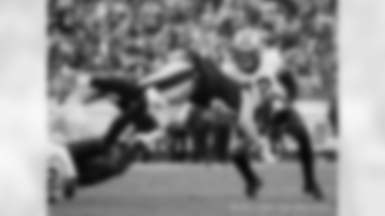 New Orleans Saints players in action during their 2022 Week 10 game against the Pittsburgh Steelers.