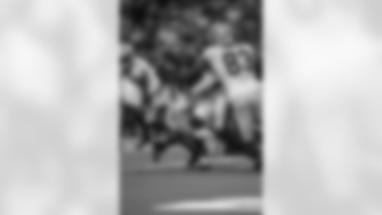 New Orleans Saints tight end Juwan Johnson in action during the 2022 Preseason Week 1 game against the Houston Texans.