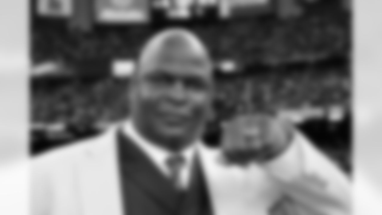 Former Saints LB Rickey Jackson shows off Pro Football Hall of Fame ring.