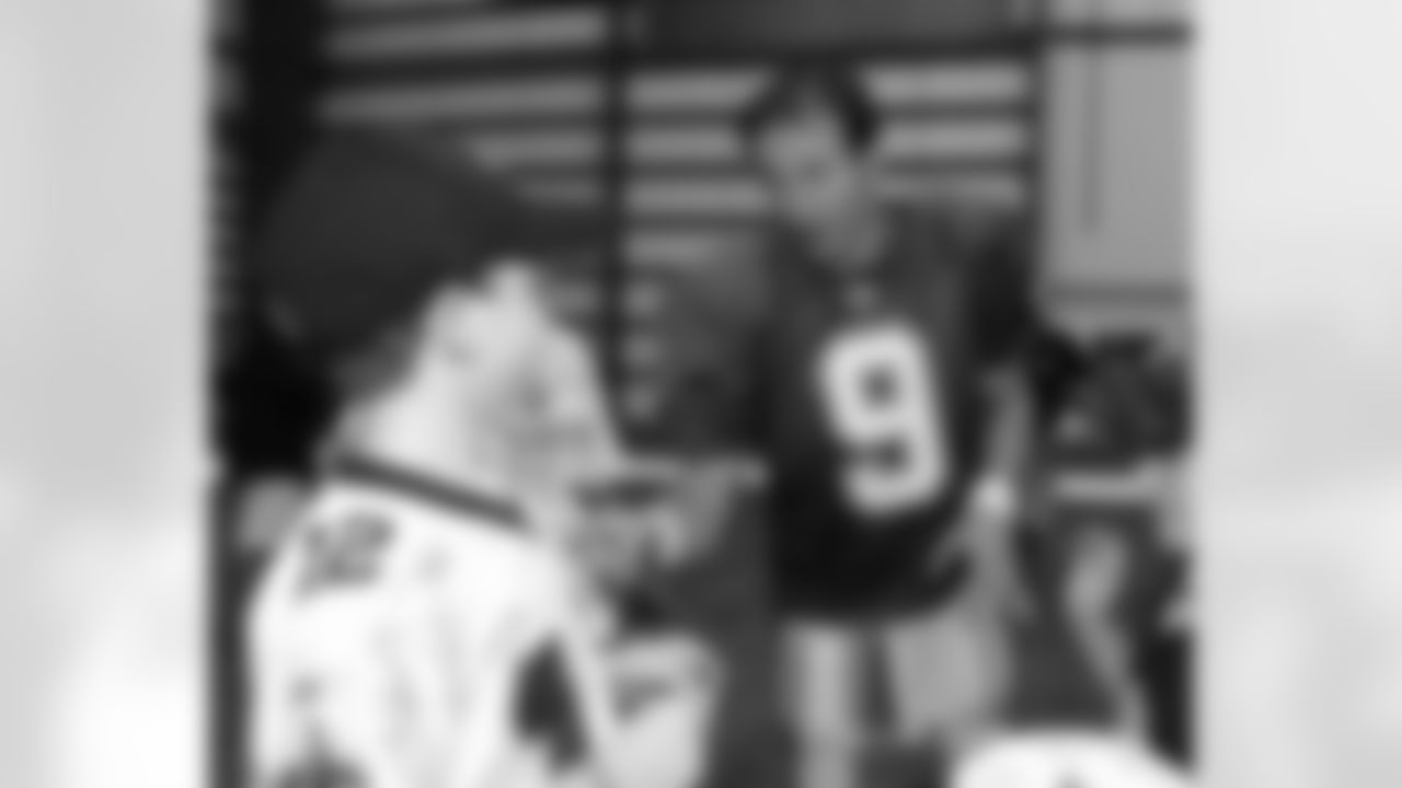 QB Drew Brees Signs Autographs