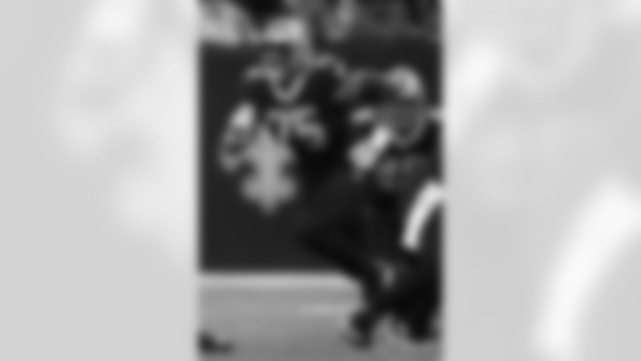 New Orleans Saints offensive lineman Andrus Peat (75) in action during their 2022 Week 2 game against the Tampa Bay Buccaneers.