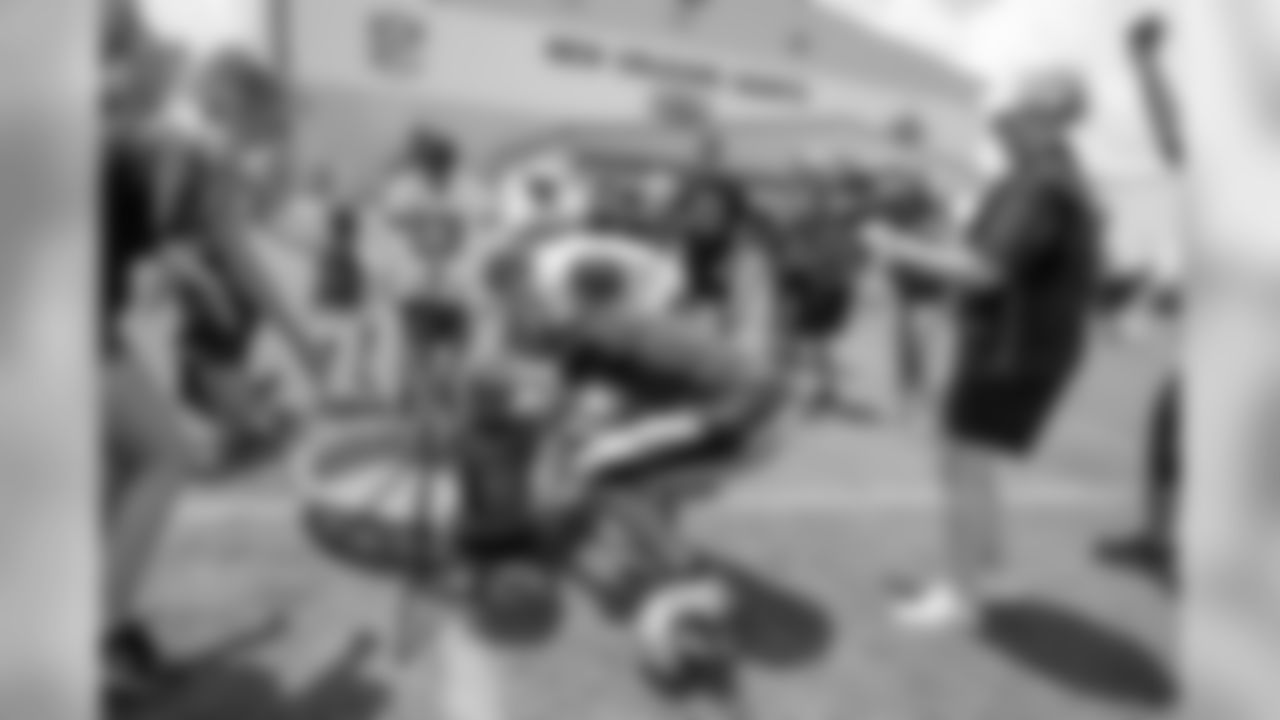 Gallery_TrainingCamp_QBChallenge_08031996