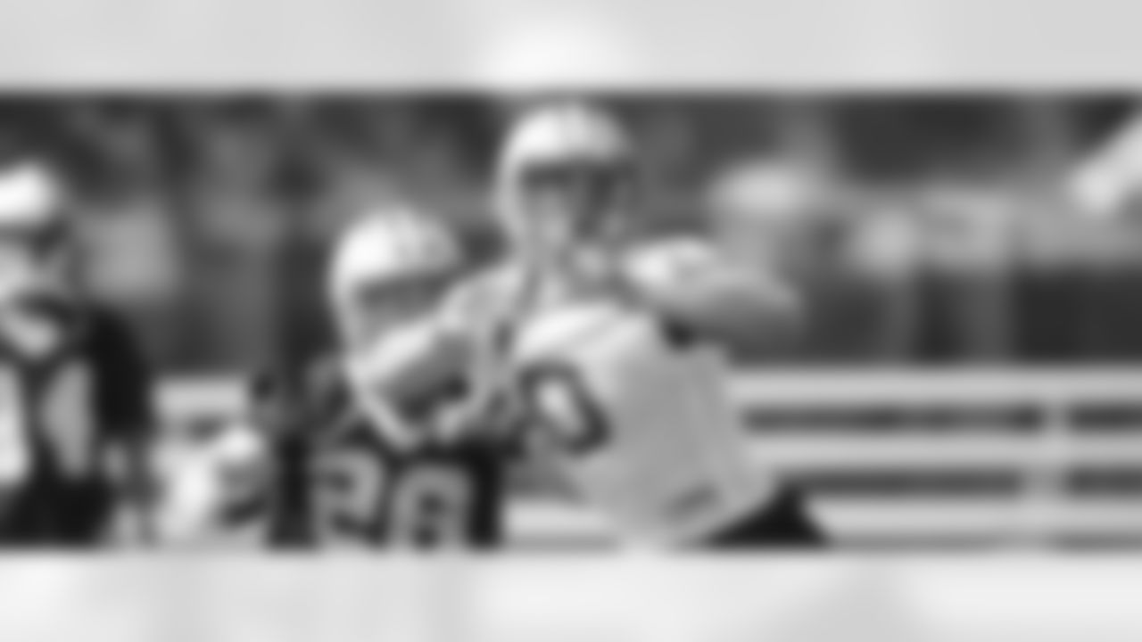 Graham Eyes A Pass Despite Tight Coverage