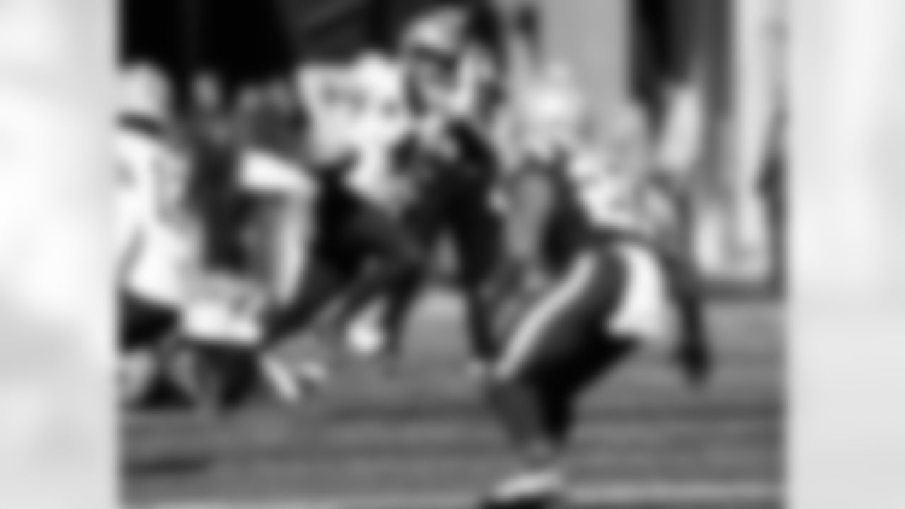 Check out the game action shots from the New Orleans Saints game against the New England Patriots in Week 5 of the 2023 NFL season including quarterback Derek Carr (4).
