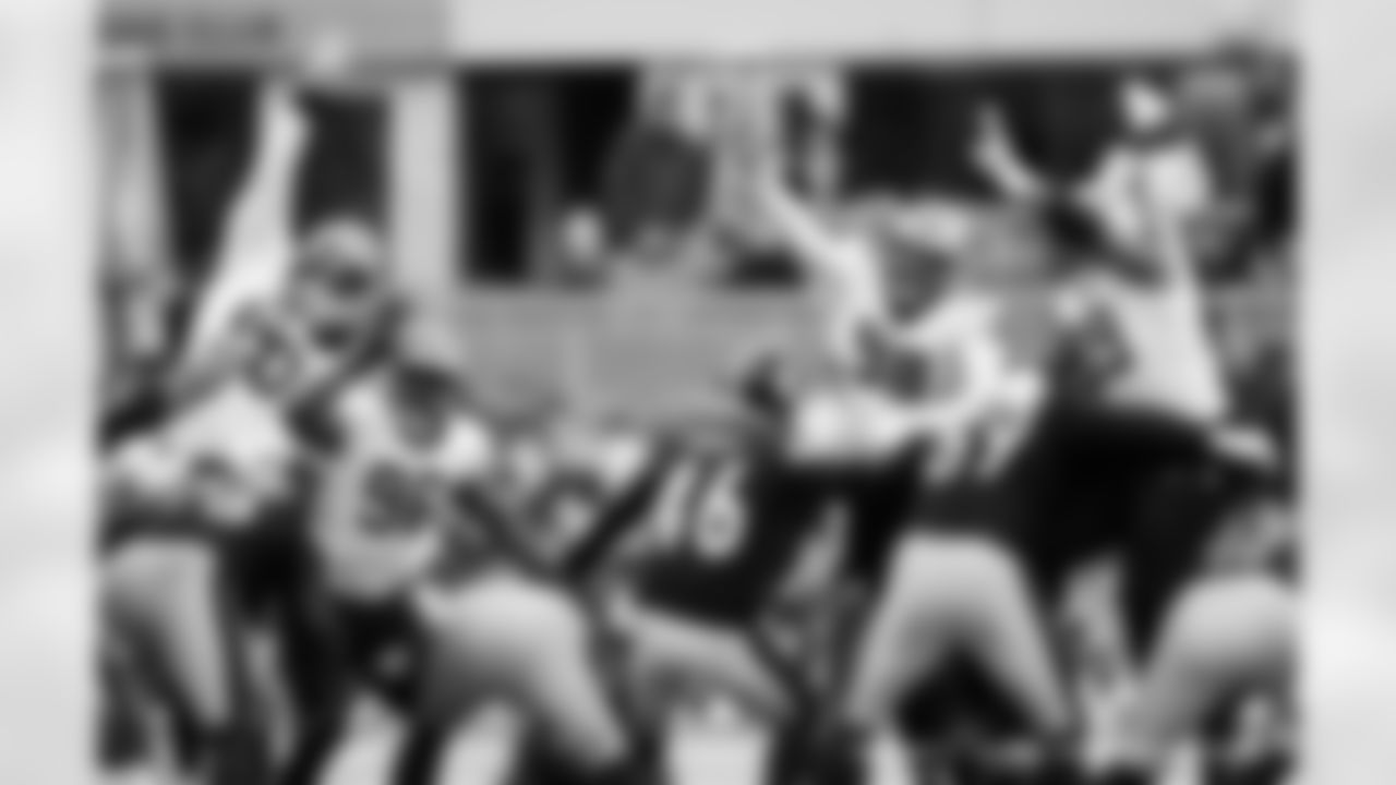 New Orleans Saints players in action during their 2022 Week 10 game against the Pittsburgh Steelers.