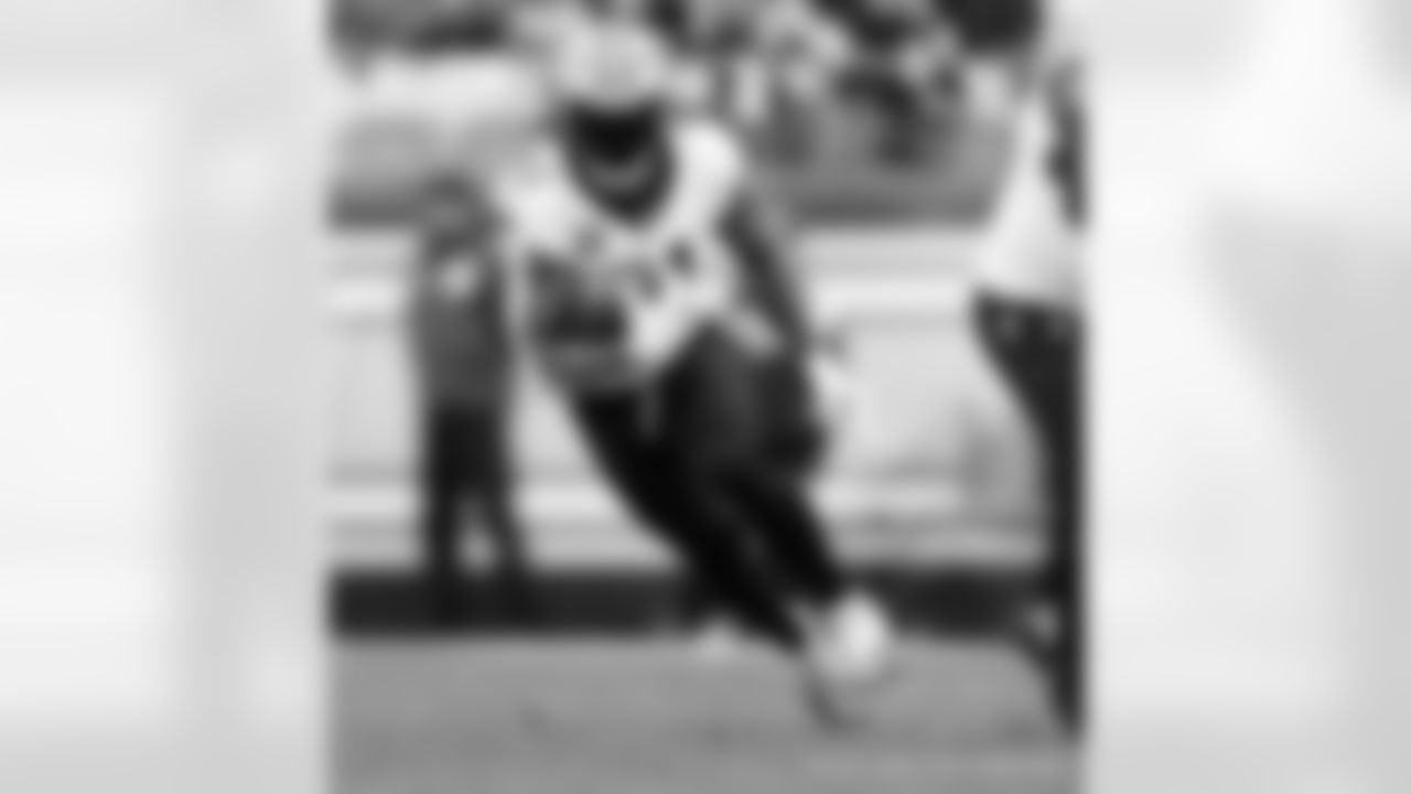 New Orleans Saints players in action during their 2022 Week 10 game against the Pittsburgh Steelers.