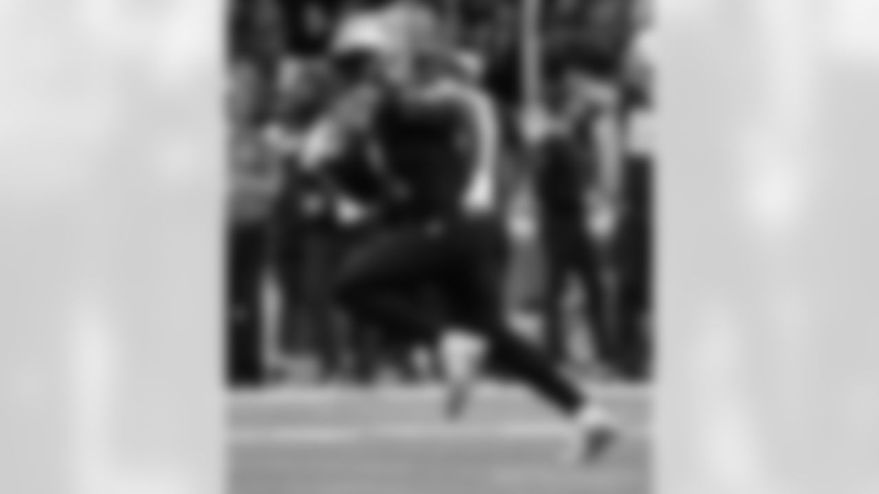 New Orleans Saints players in action during their 2022 Week 8 game against the Las Vegas Raiders.
