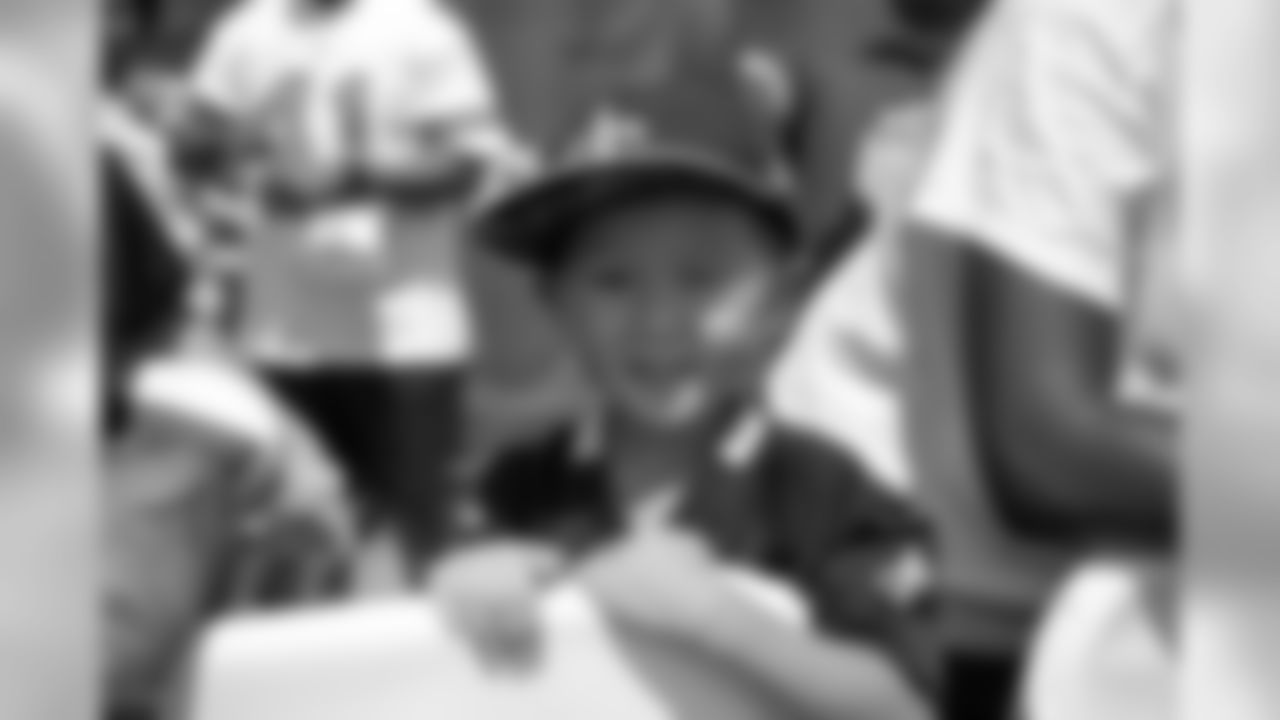 Gallery_TrainingCamp_Fans_08031998