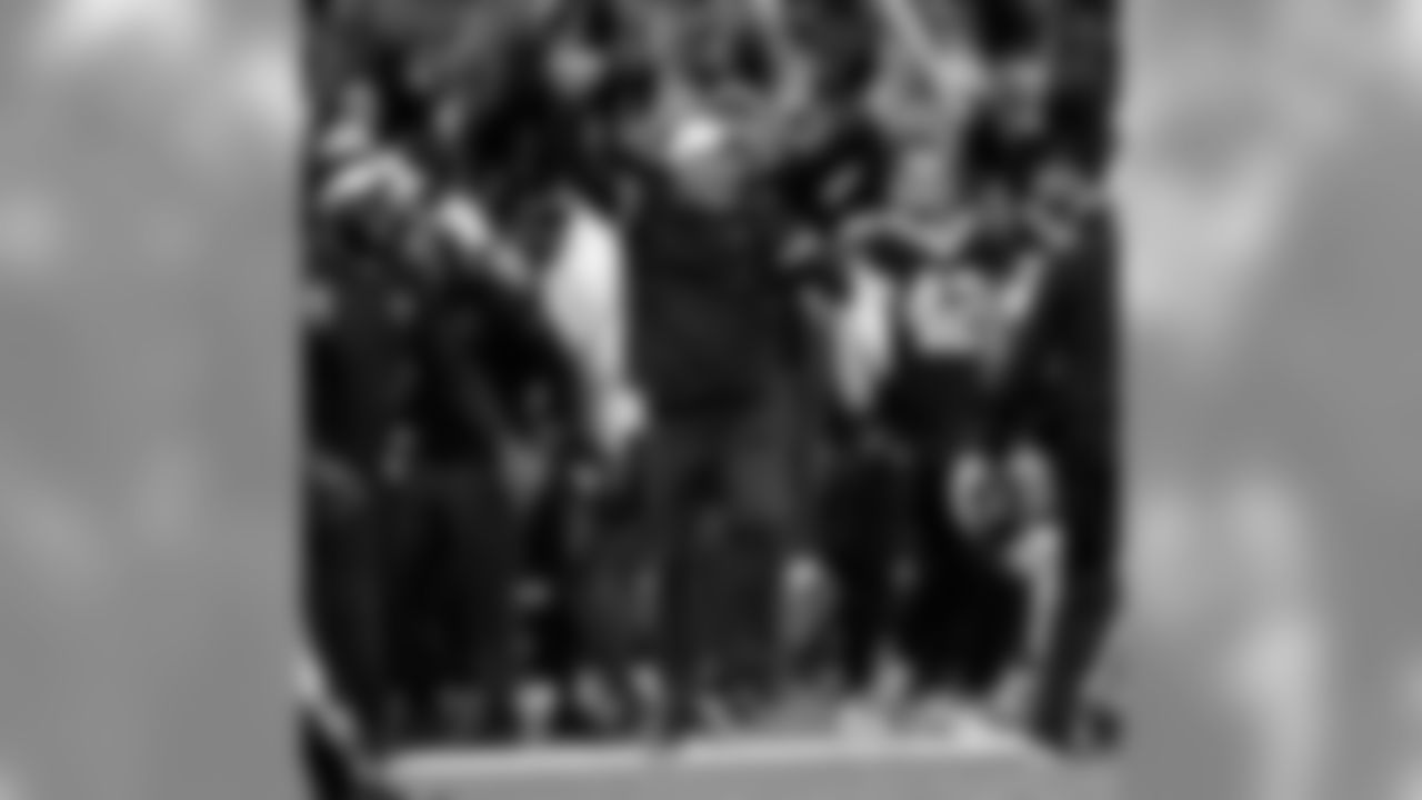 Take a look at offensive coordinator Pete Carmichael in action as we highlight the New Orleans Saints coaching staff on the sidelines.