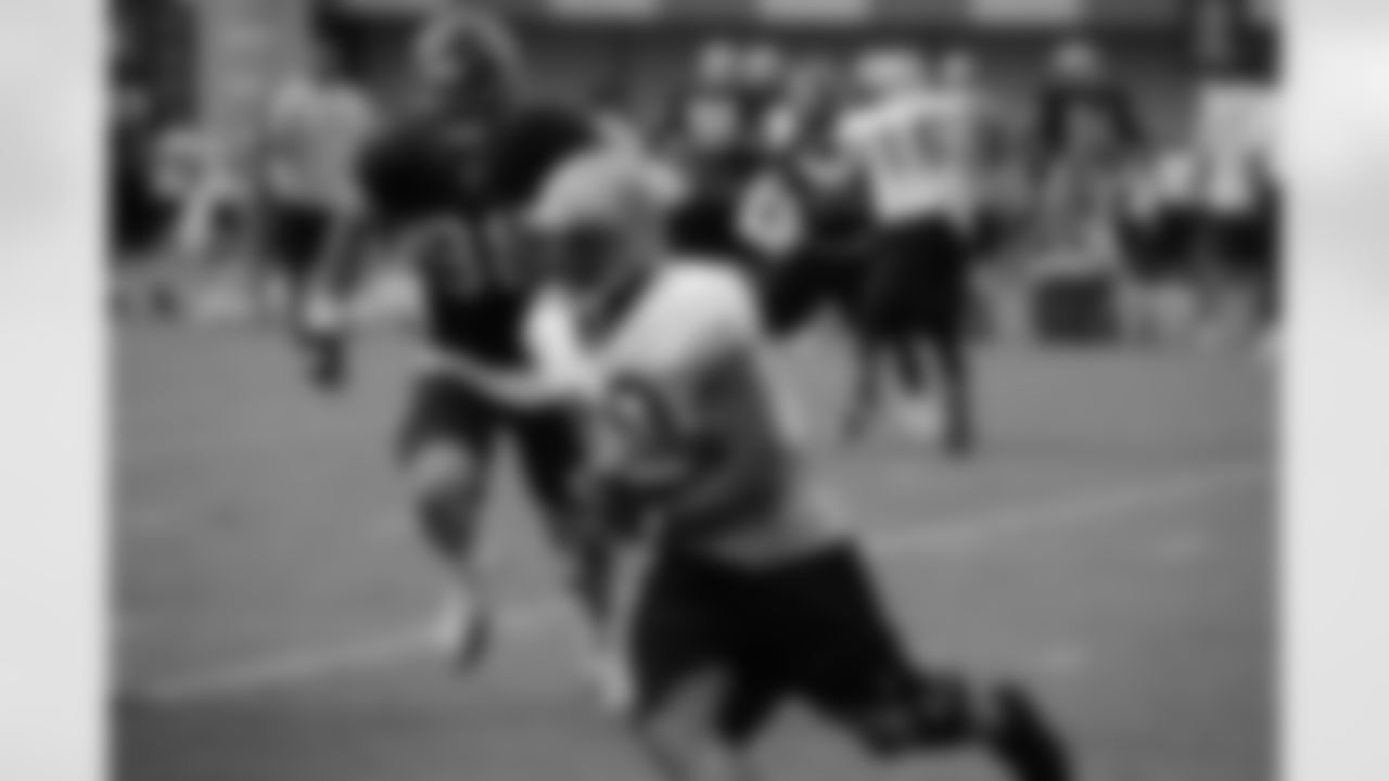 RB Ladell Betts turns upfield after catching a Drew Brees pass.