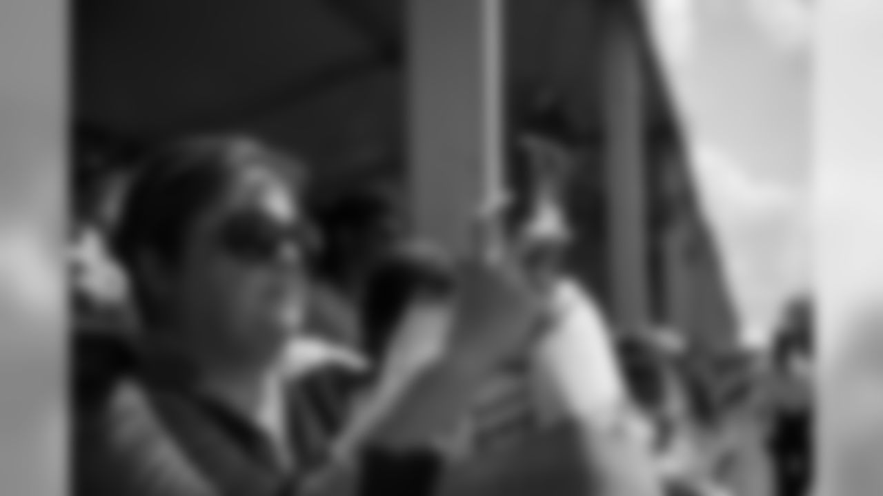 Gallery_TrainingCamp_Fans_08031999