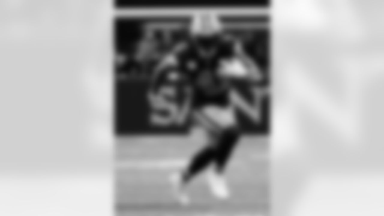 New Orleans Saints players in action during their 2022 Week 11 game against the Los Angeles Rams.
