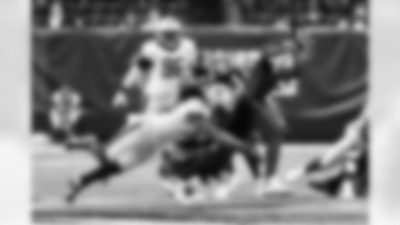 Check out photos of New Orleans Saints linebacker Demario Davis in action during the 2021 NFL season.