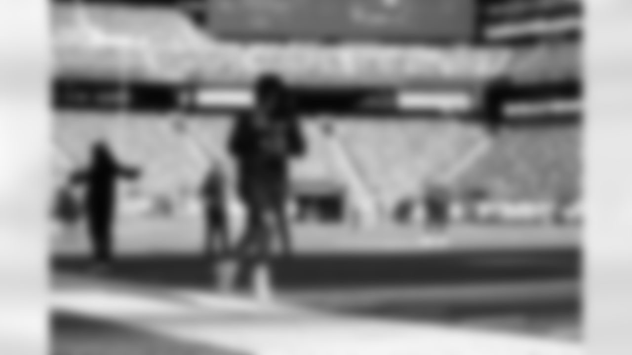 New Orleans Saints players prepare for their Week 14 game against the New York Jets on the road.