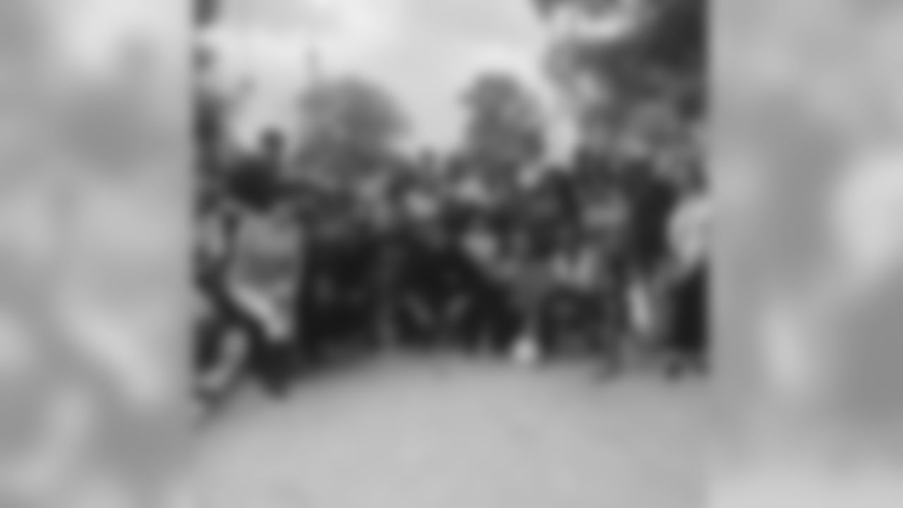 Demario Davis: #HumansHelpingHumans "South of the Border"