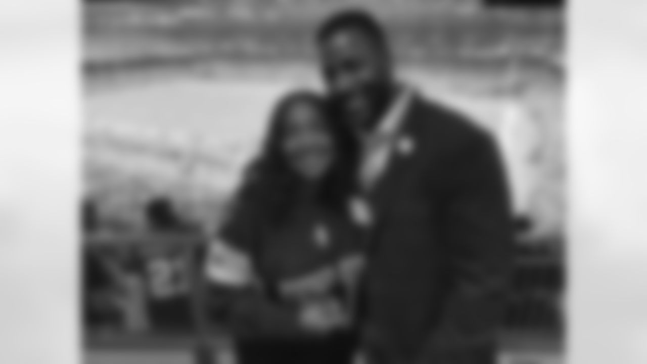 New Orleans Saints legend Sam Mills was inducted into the Saints Ring of Honor on Thursday, December 2, 2021 as the Saints took on the Dallas Cowboys on Thursday night.
