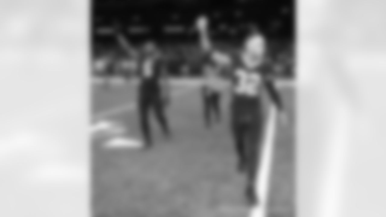 New Orleans Saints wide receiver Jarvis Landry (5) and safety Tyrann Mathieu (32) warm up ahead of their 2022 Week 2 game against the Tampa Bay Buccaneers.