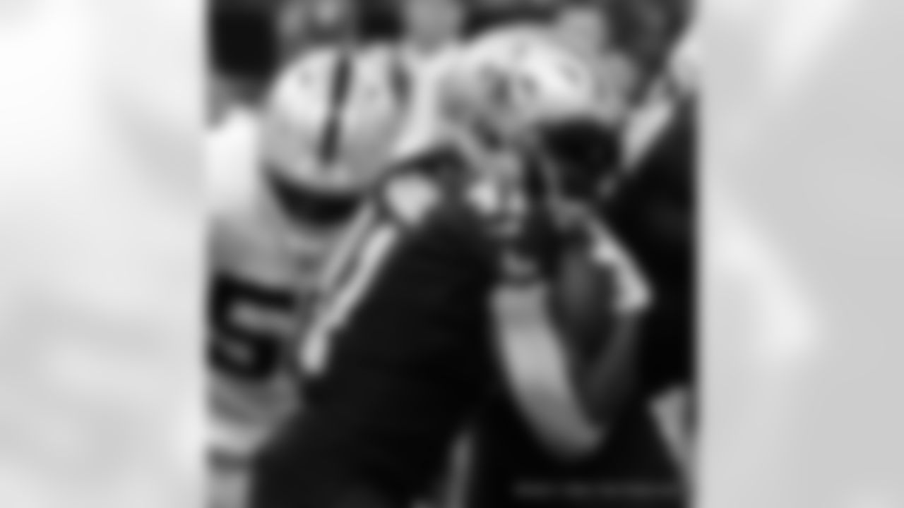 New Orleans Saints running back Alvin Kamara in action during their 2022 Week 8 game against the Las Vegas Raiders.