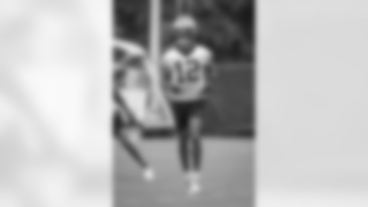 New Orleans Saints receiver Chris Olave warms up during the team's 2022 OTA practices on May 25, 2022 at the Ochsner Sports Performance Center.