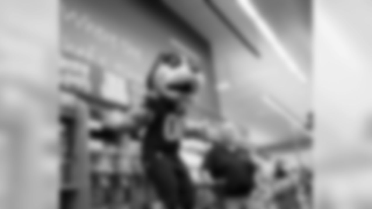 Photos_Rouses_visit_Teddy Bridgewater1210192560x144007