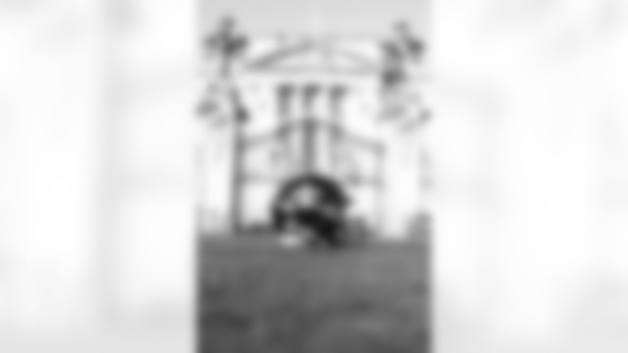 Gallery-Helmet-Buckingham-Palace-London-17
