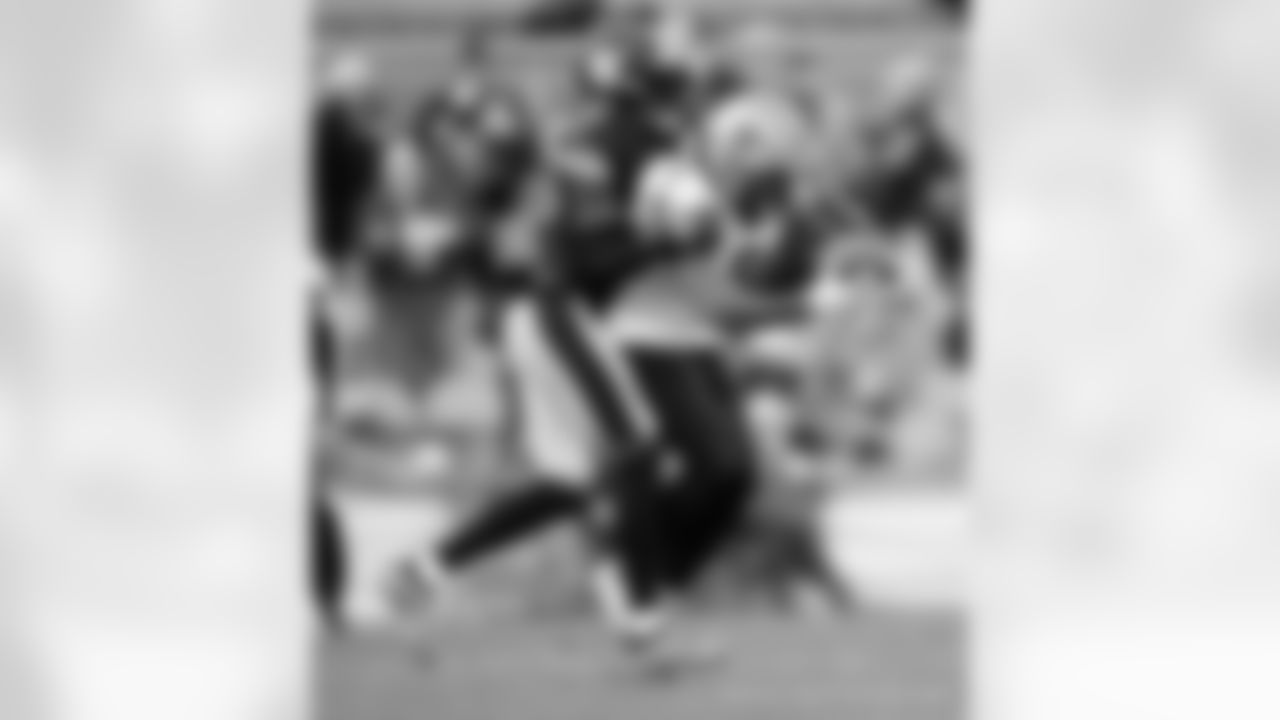 New Orleans Saints players in action during their 2022 Week 10 game against the Pittsburgh Steelers.