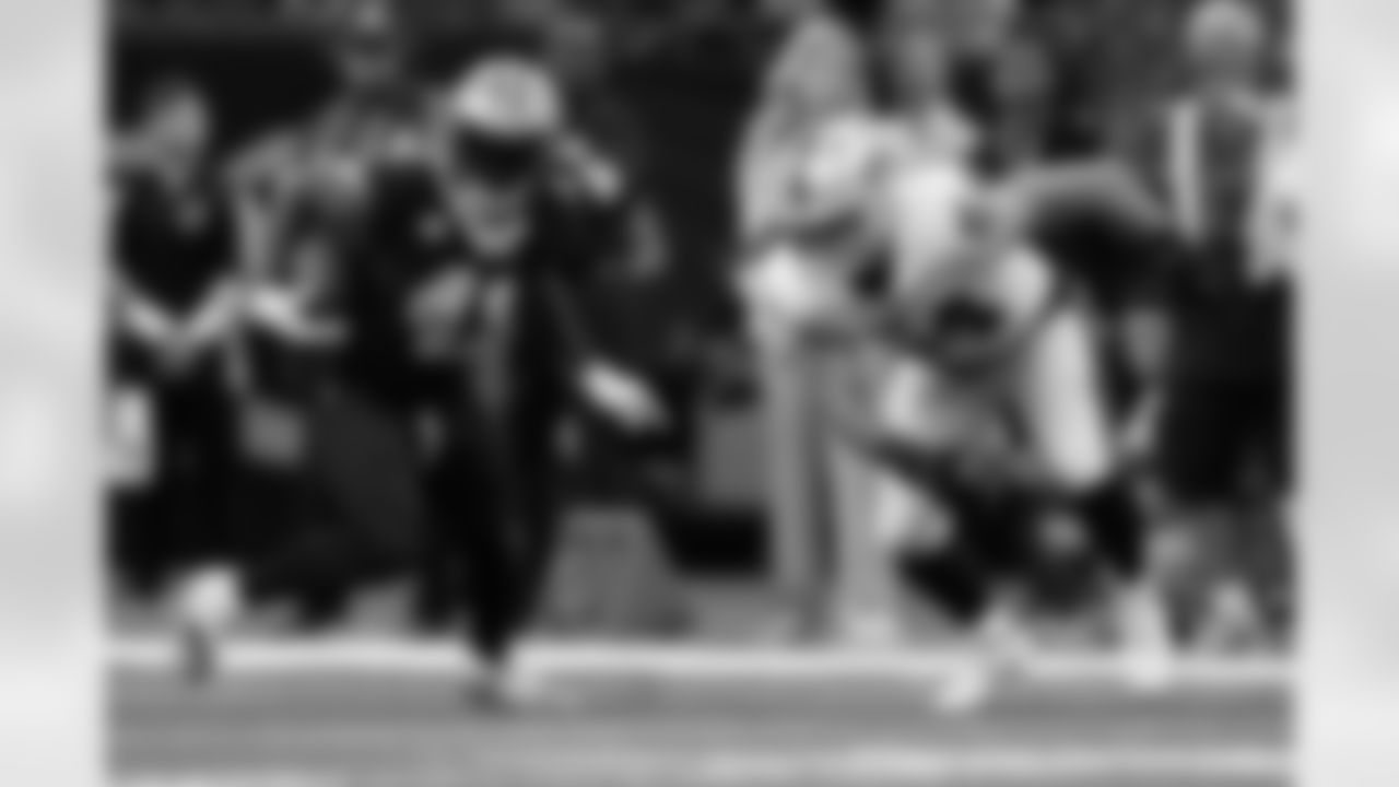 New Orleans Saints running back Alvin Kamara in action during their 2022 Week 8 game against the Las Vegas Raiders.