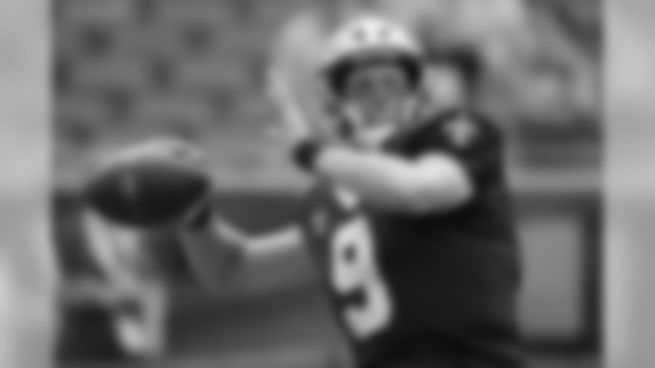 New Orleans Saints quarterback Drew Brees warms up before an NFL football game against the Los Angeles Rams Sunday, Sept. 15, 2019, in Los Angeles. (AP Photo/Marcio Jose Sanchez)