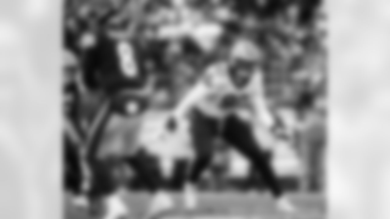 New Orleans Saints players in action during their 2022 Week 10 game against the Pittsburgh Steelers.