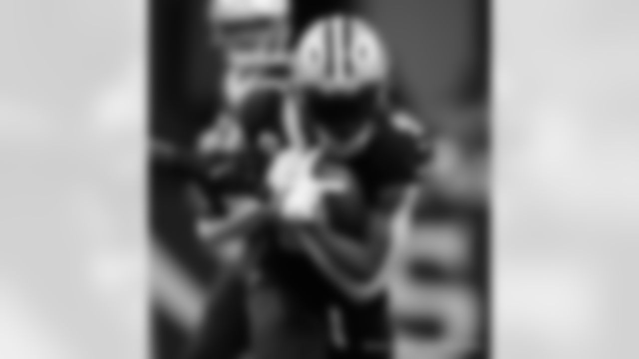 New Orleans Saints running back Alvin Kamara in action during their 2022 Week 8 game against the Las Vegas Raiders.